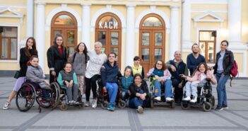 «Сім гайворонів» чи історія про бажані та вимушені мандри, про кордони любові та безпеки. 20 вересня в Харківській філармонії відбудеться інклюзивний захід